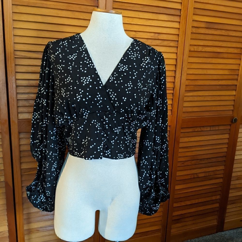 NWT! Black and White Long Sleeve Crop Top
